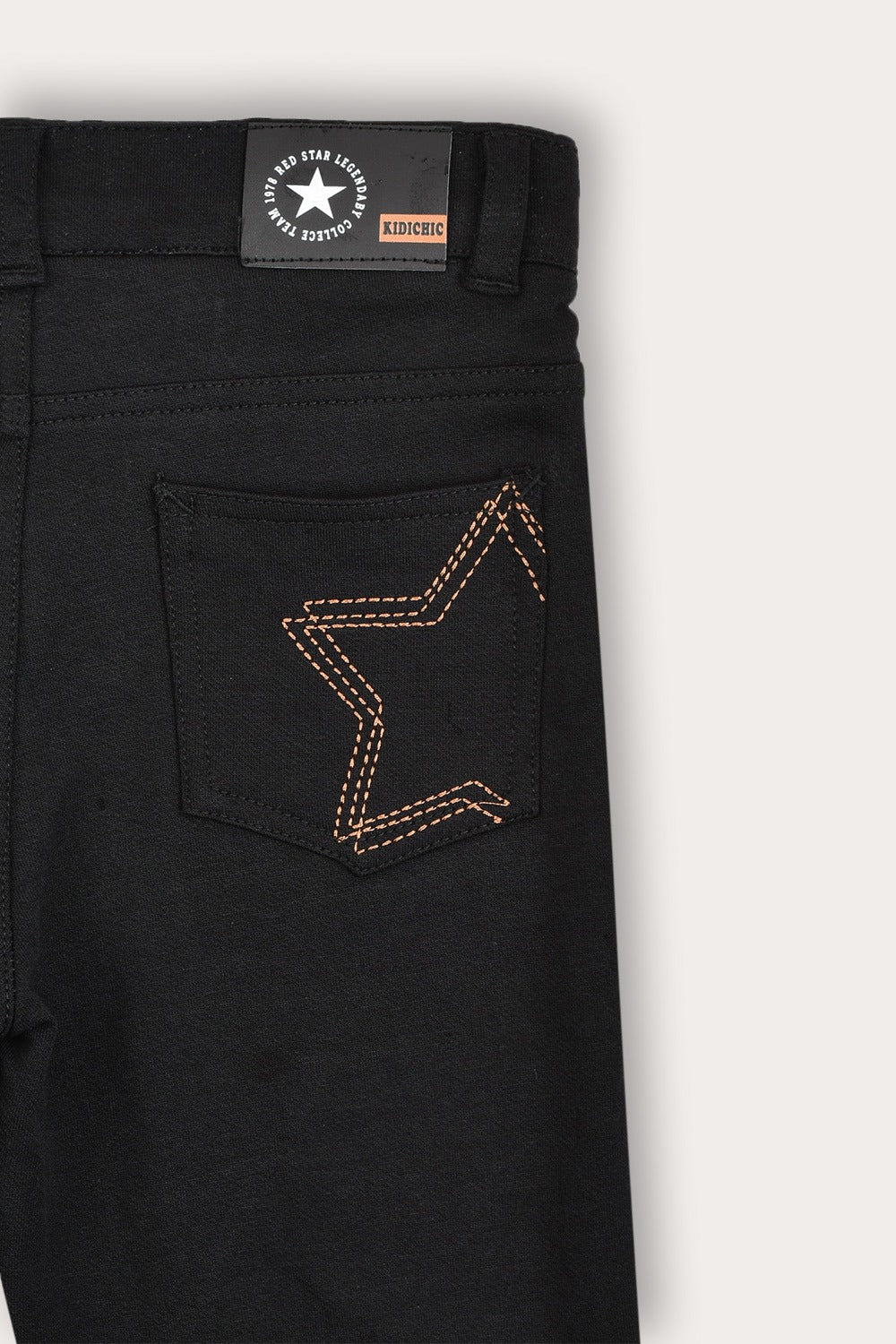 Pantalón con estrella atrás