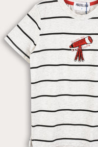 Playera de rayas para niño con logo